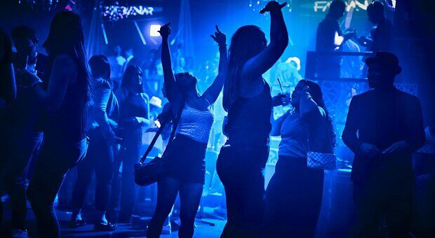 Balli senza mascherina e assembramenti, in cucina cibi scaduti: chiuso un locale in Costa Smeralda