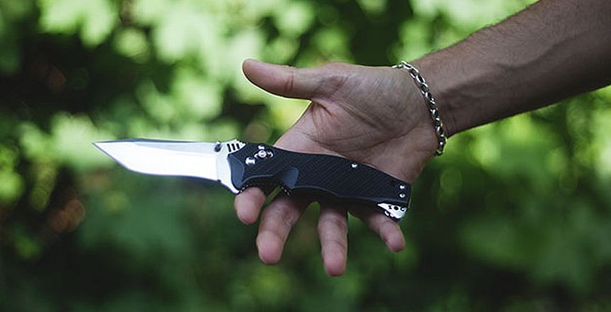 Nasconde un coltello sotto il freno dell’auto, manovale di Castiadas denunciato