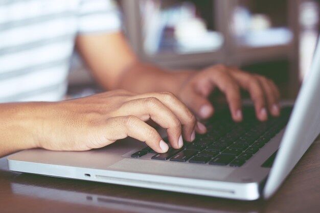 Apre un’email “accattivante” e perde 3300 euro: operaia di Villacidro truffata