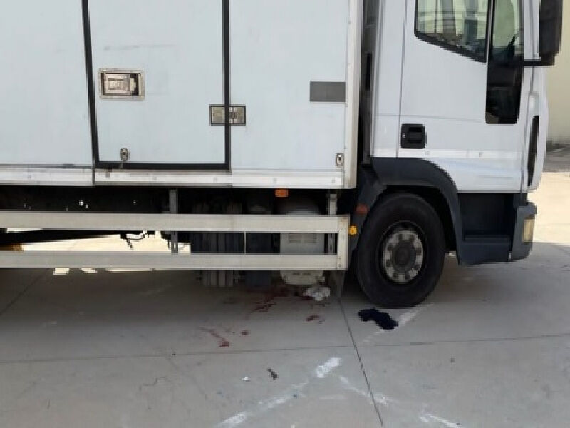 Oristano, uomo travolto da un furgone resta incastrato sotto il mezzo: salvato dai Vigili del fuoco