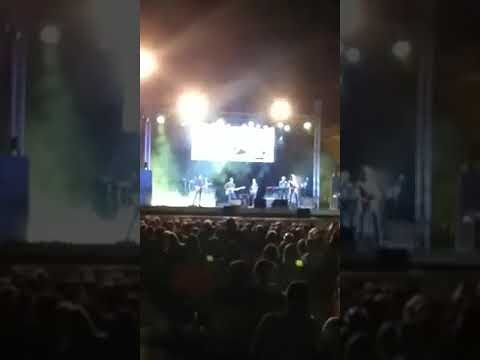 Edoardo Bennato e la magia a Ulassai nella Sardegna ferita dal virus: “Rinnegato, sei un rinnegato” (VIDEO)