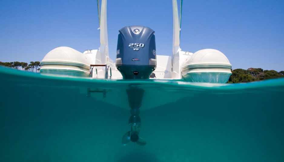 Sardegna, resta impigliato nel motore di un gommone: grave in ospedale