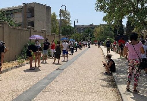 Cagliari, fila di 3 ore e 20 minuti sotto il sole per il tampone: “Sono svenuta, è inumano”