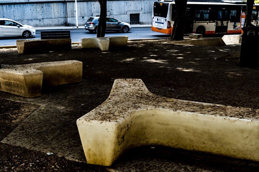 Cagliari, panchine sporche in piazza Gramsci: “Altro che città pulita, non è una bella cartolina”