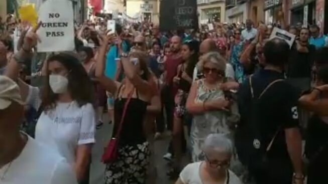 Cagliari, la sfida dei no vax: volantinaggio anti vaccini alla Fiera durante l’open night