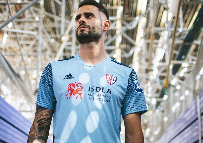 Omaggio alla storia d’amore tra Cagliari e Uruguay, è celeste la nuova maglia dei sardi