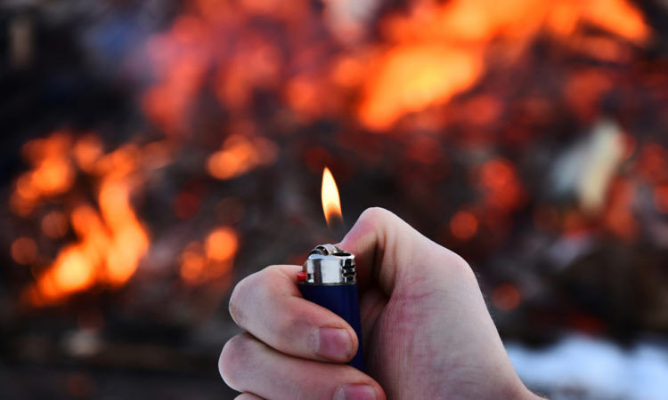 Accende un fuoco ma le fiamme diventano incontrollabili: denunciato un 50enne a San Sperate