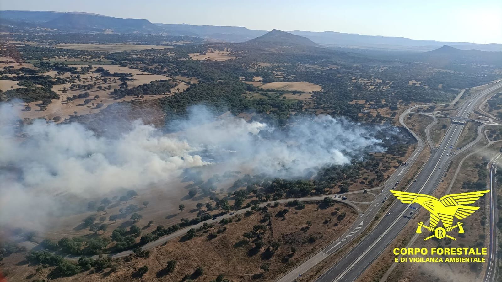 La Sardegna brucia ancora, oggi 16 incendi: aerei in azione per spegnerne tre