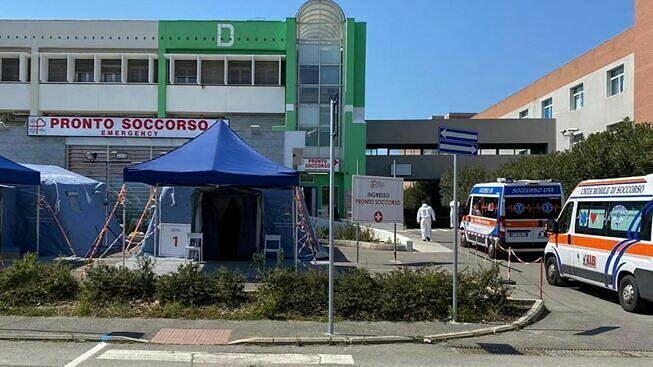 Odissea fuori da Brotzu e Policlinico: “Troppi codici bianchi e verdi, andate alla guardia medica”
