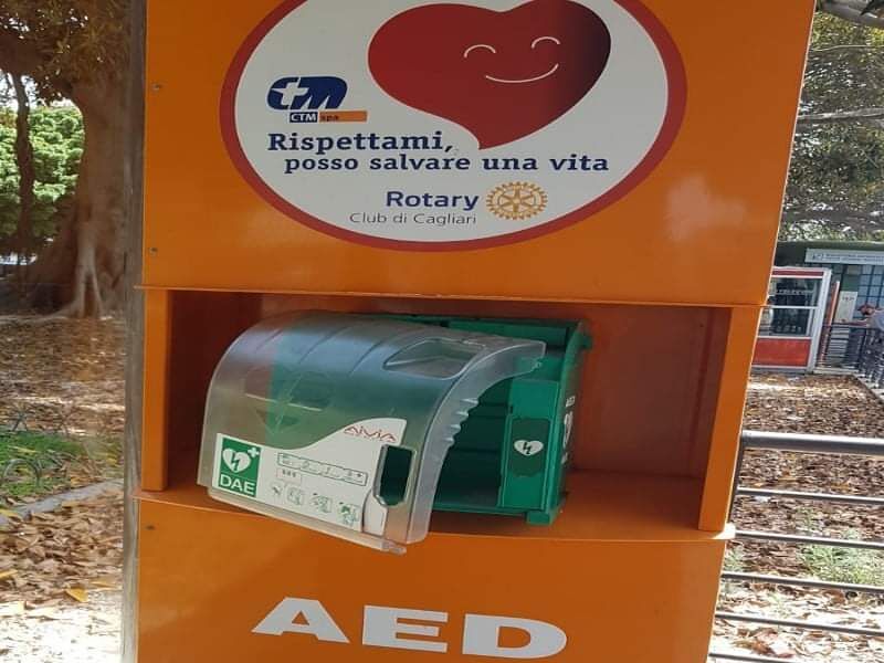 Ladri senza vergogna, rubato a Cagliari il defibrillatore in piazza Matteotti