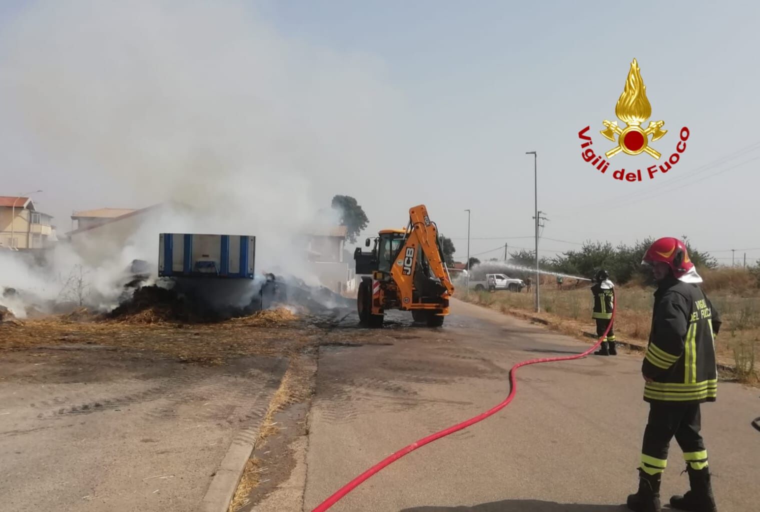 Paura a Sanluri, in fiamme un semirimorchio carico di rotoballe di fieno