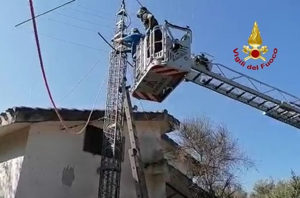 Sestu, il dito si incastra sul traliccio di un’antenna: salvato dal vigili del fuoco