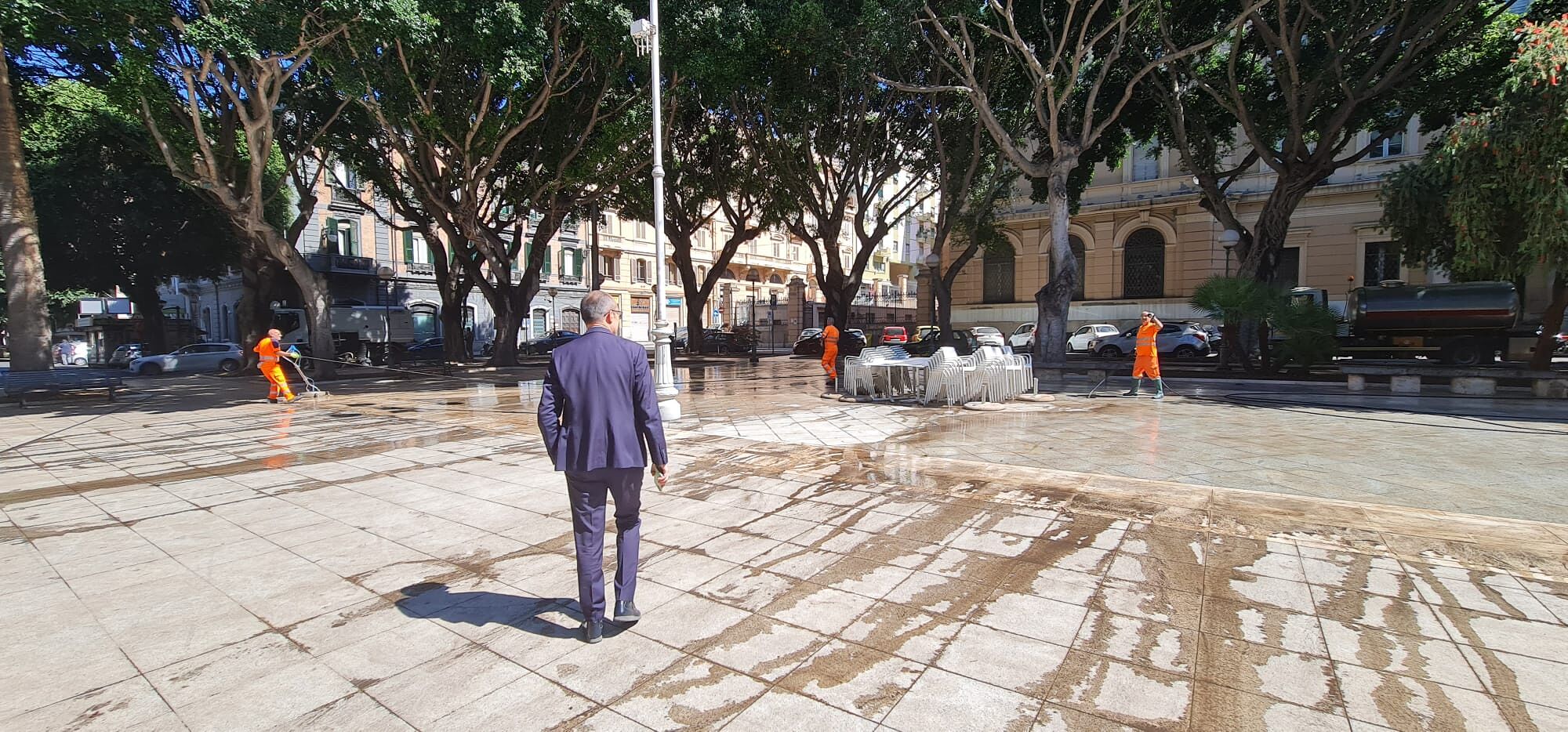 Cagliari, pulizia straordinaria in piazza del Carmine: via bacche e sporcizia