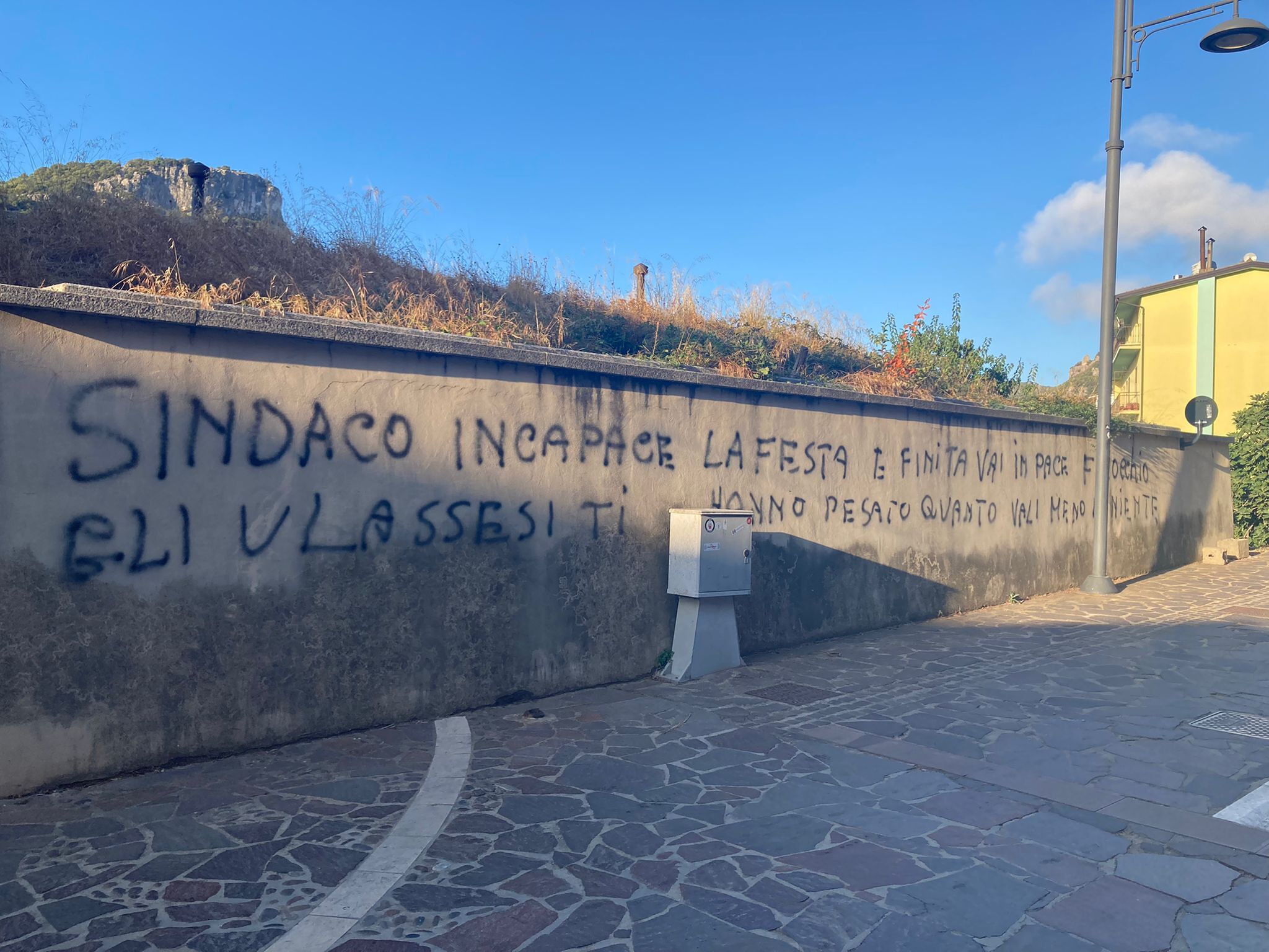 Tensione a Ulassai, insulti sui muri contro il sindaco