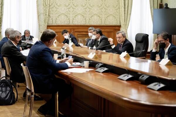 Il Super Green pass dal 15 ottobre per tutti i lavoratori italiani: multe salate per chi trasgredisce. Draghi: un decreto per continuare ad aprire