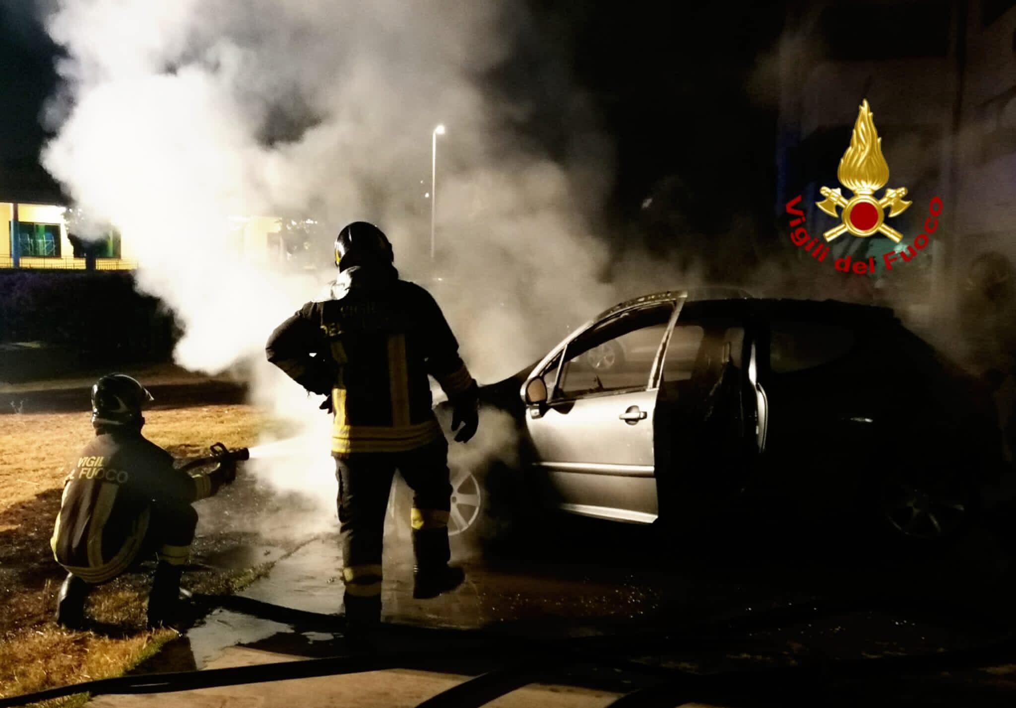 Due auto in fiamme nella notte a Selargius e Maracalagonis