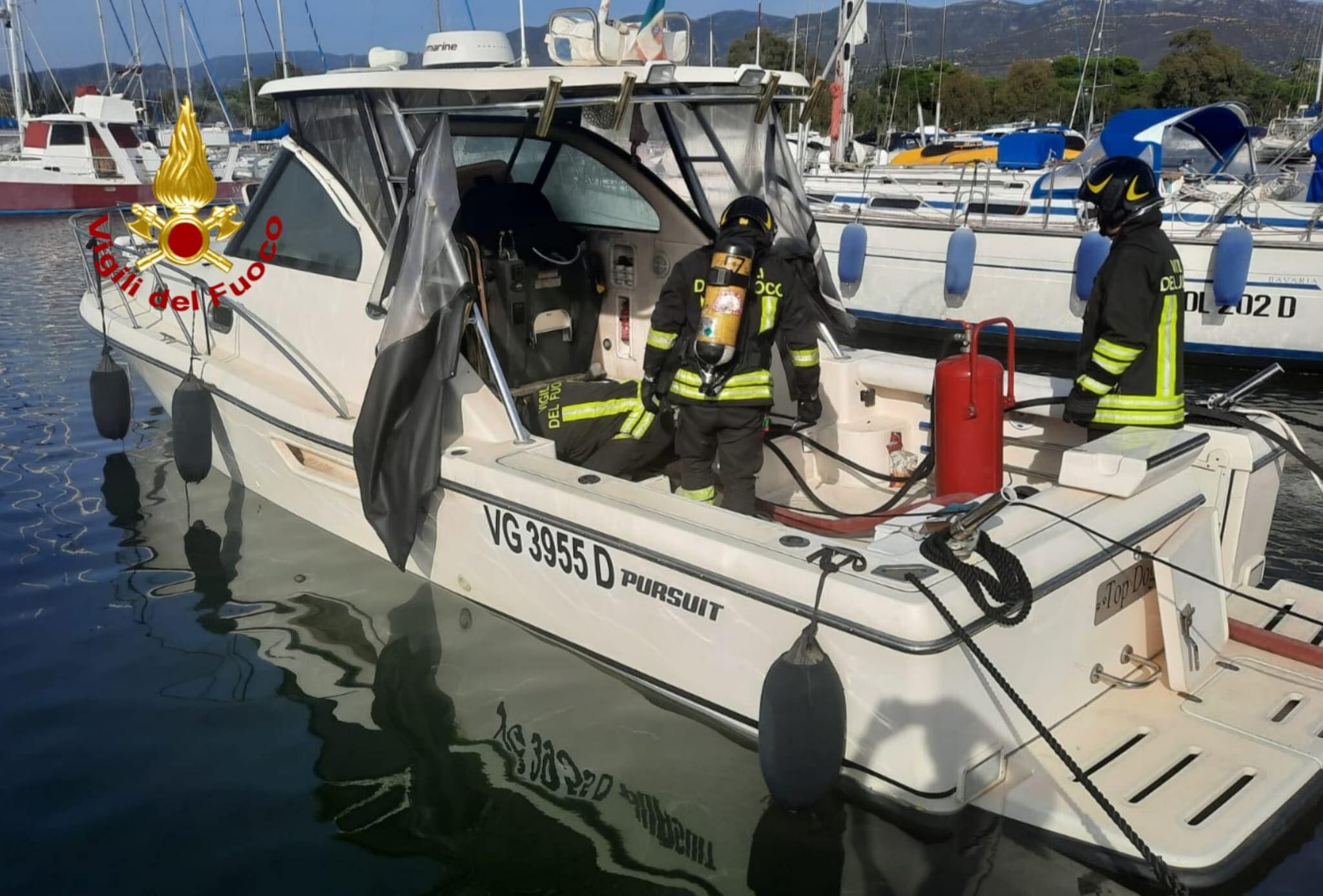 Incendio in un’imbarcazione ormeggiata a Capitana: fiamme domate dai vigili del fuoco