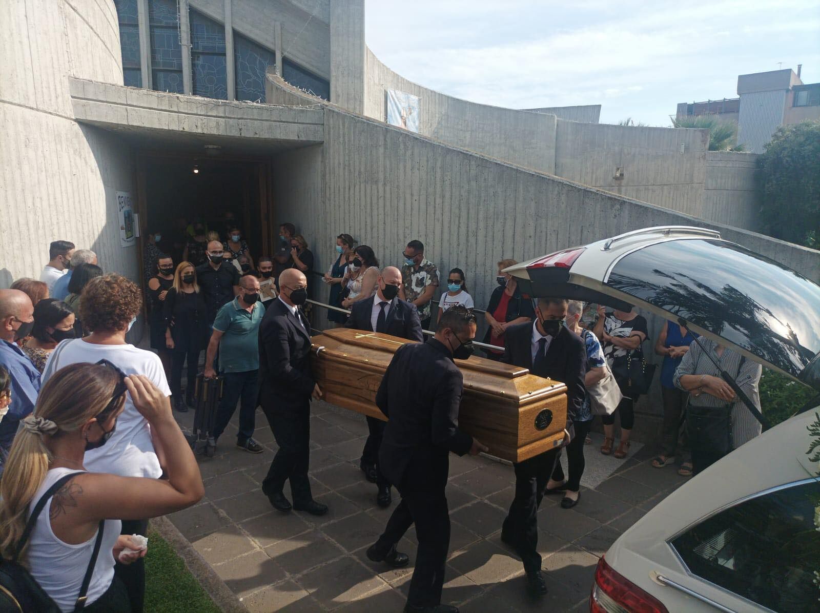 L’addio silenzioso di Quartucciu ad Angelica, uccisa dal marito: “L’ultima parola spetta alla misericordia”