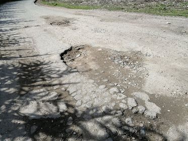 Strade impraticabili a Flumini di Quartu, zig zag tra le voragini: a quando un intervento?