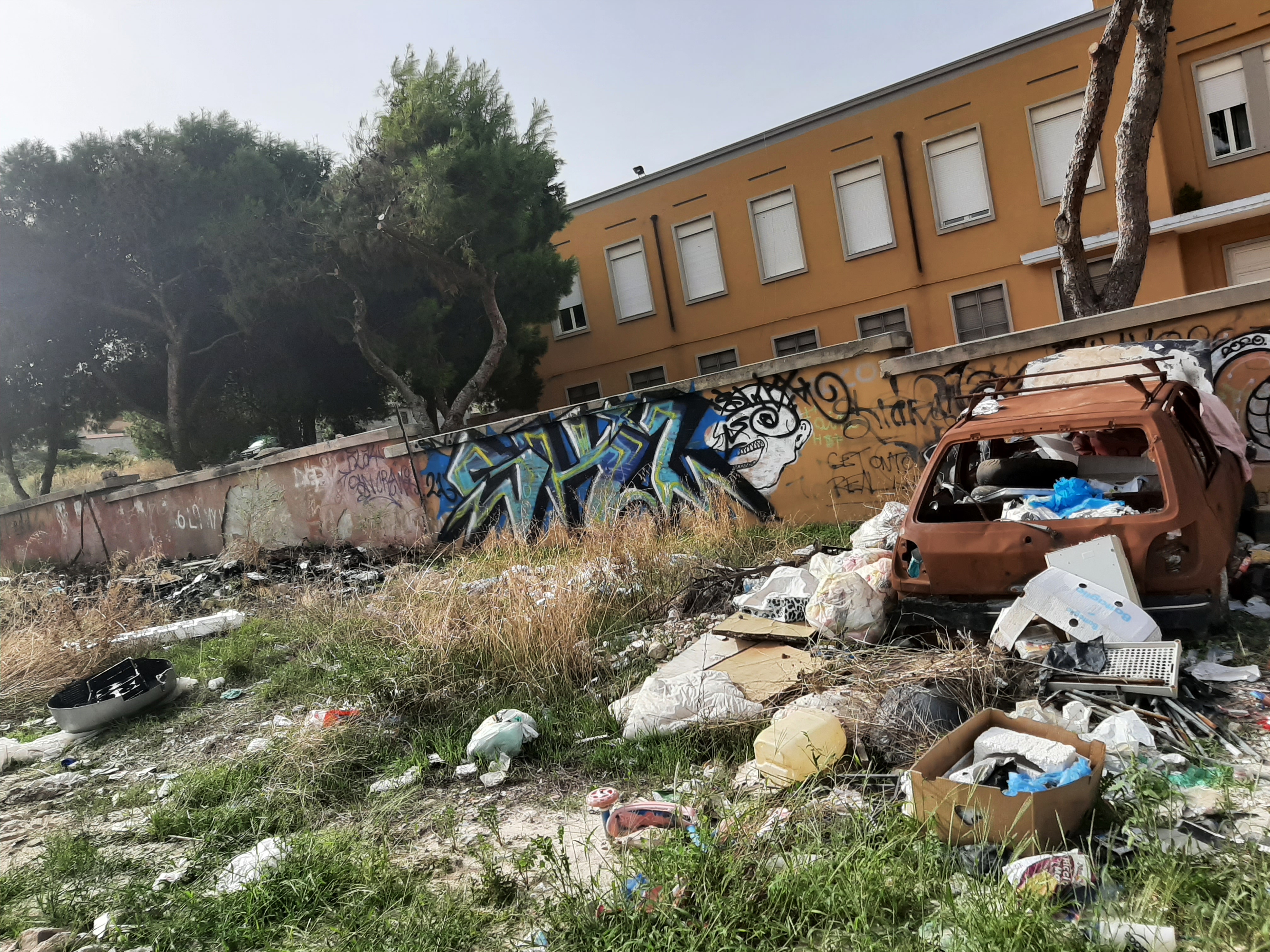 Cagliari, auto bruciate e una discarica a cielo aperto: cartoline di degrado da Is Mirrionis