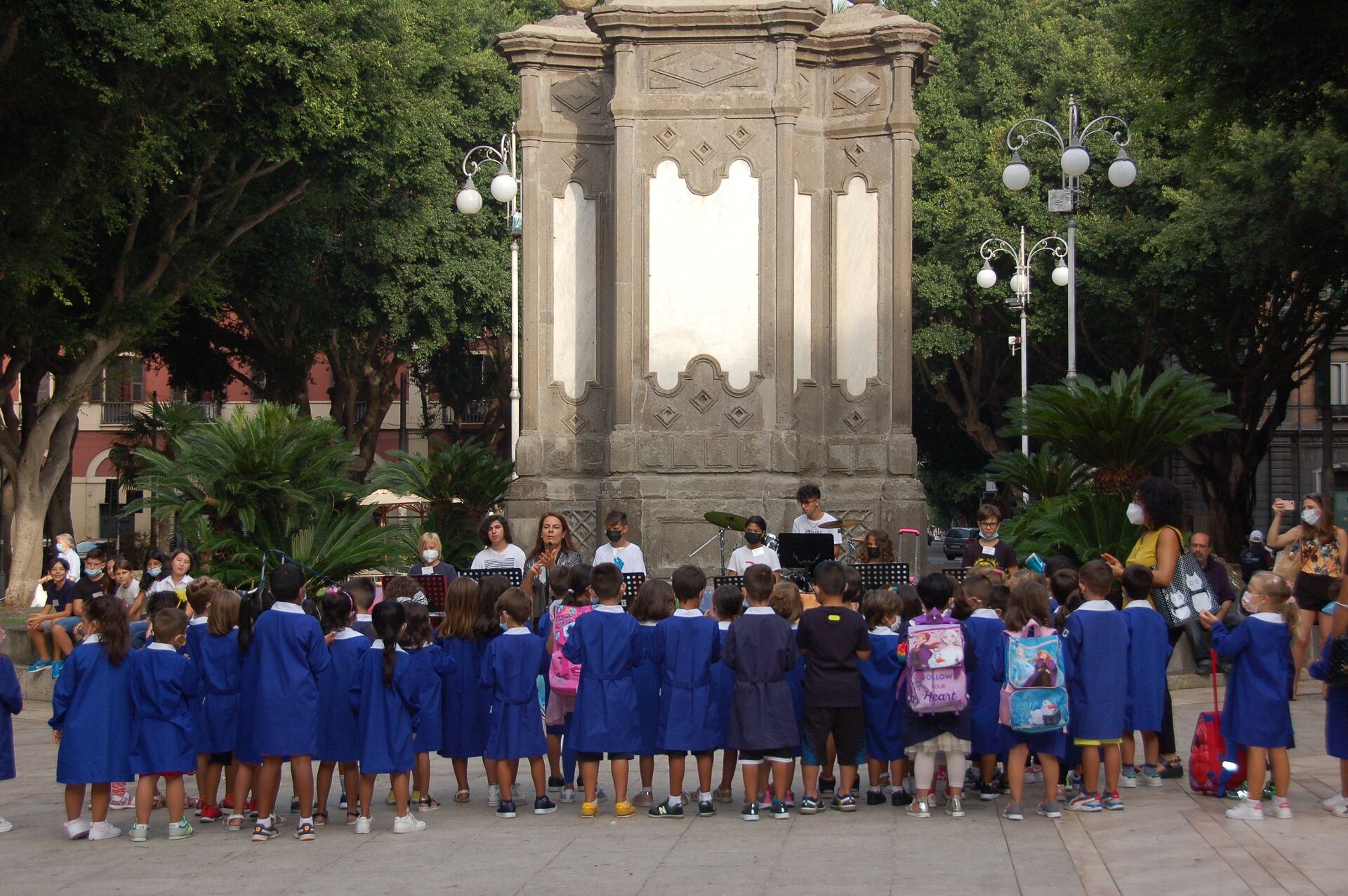 Al primo giorno di scuola in Piazza del Carmine per la Primaria “Satta” anche il Sindaco Paolo Truzzu