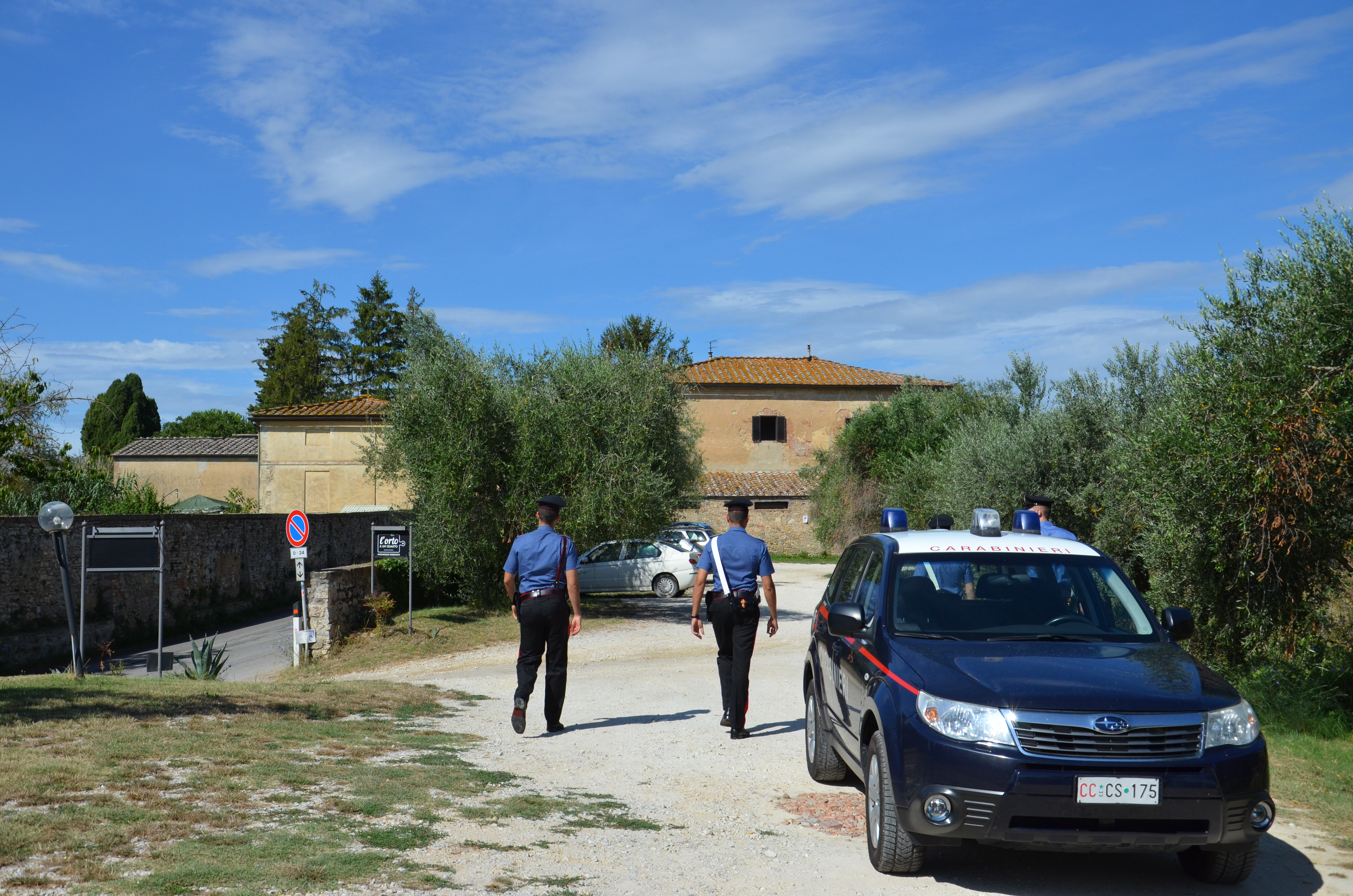 Insegue il vicino e cerca di colpirlo con un bastone, pensionato denunciato a Narcao