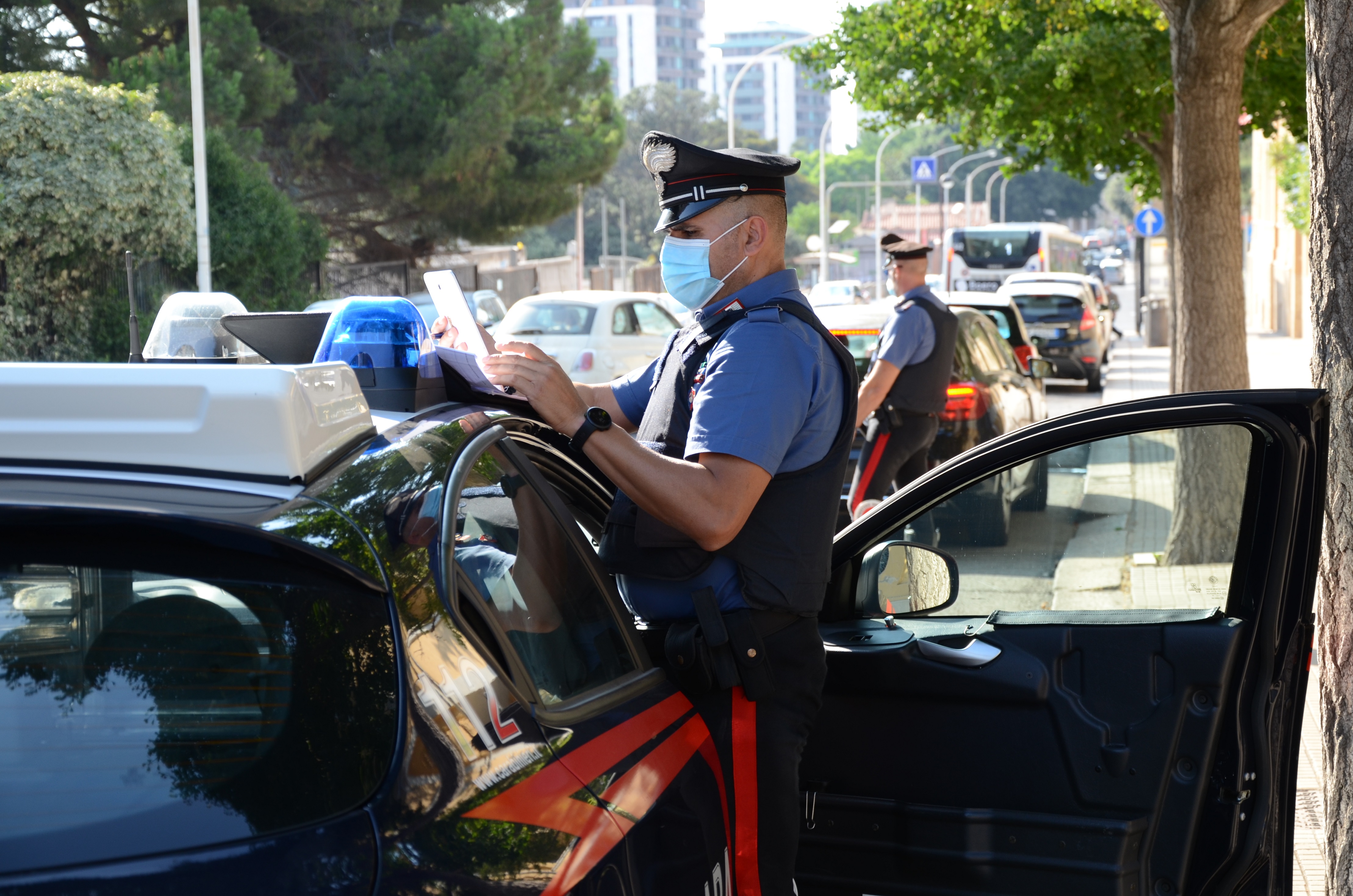 Cagliari, rubano da un market nascondendo prodotti nei giubbotti: nei guai due algerini