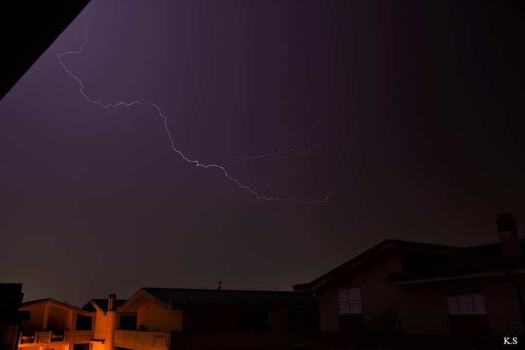 Tempesta di fulmini e temporali, notte tropicale nel Sud Sardegna: “Dal cielo anche 30 millimetri d’acqua”