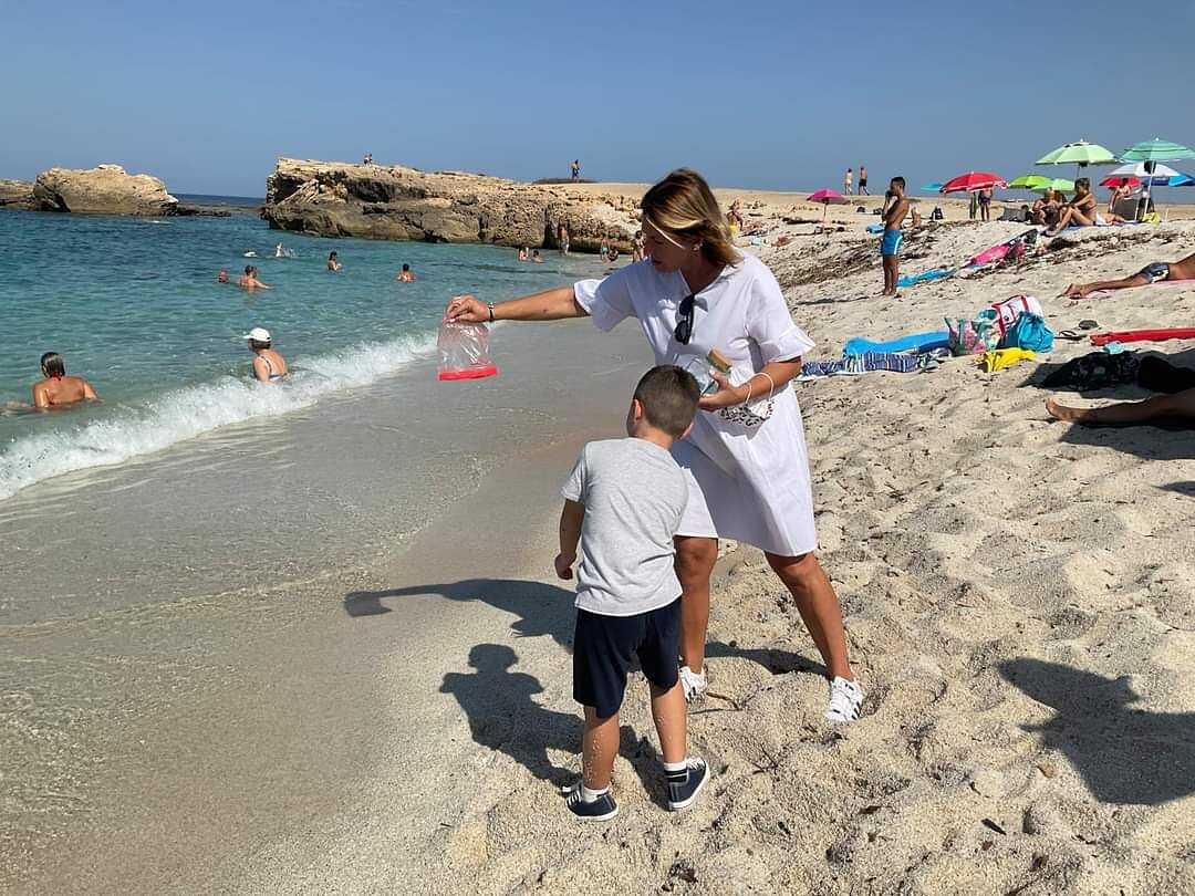 Ruba la sabbia di Is Arutas, dopo 40 anni si pente e la restituisce: “Me l’aveva detto mia mamma”