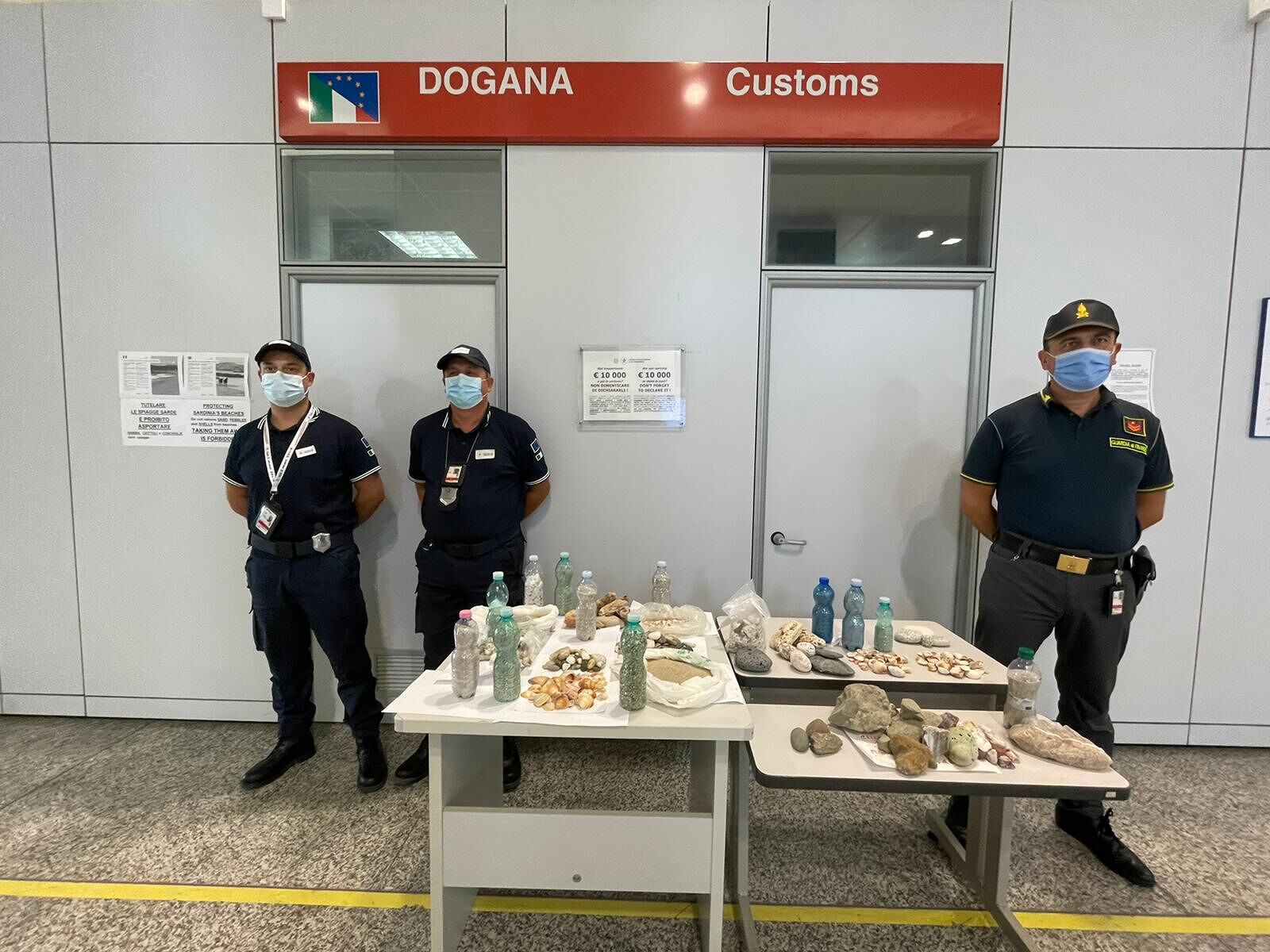 Bagagli pieni di conchiglie e sabbia sarda, l’estate dei turisti ladri continua anche a settembre