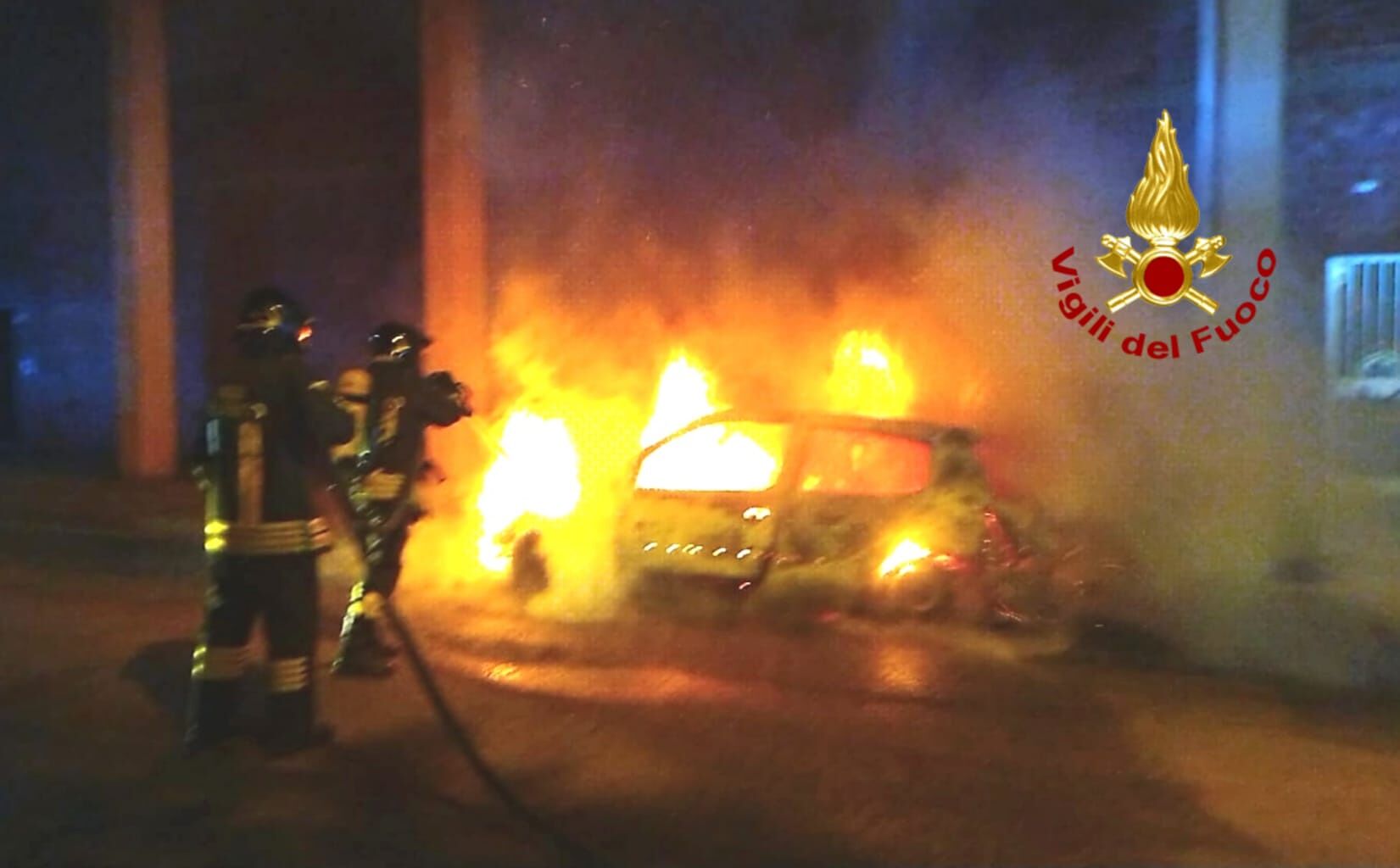 Auto in sosta in fiamme ad Assemini, intervento dei vigili del fuoco