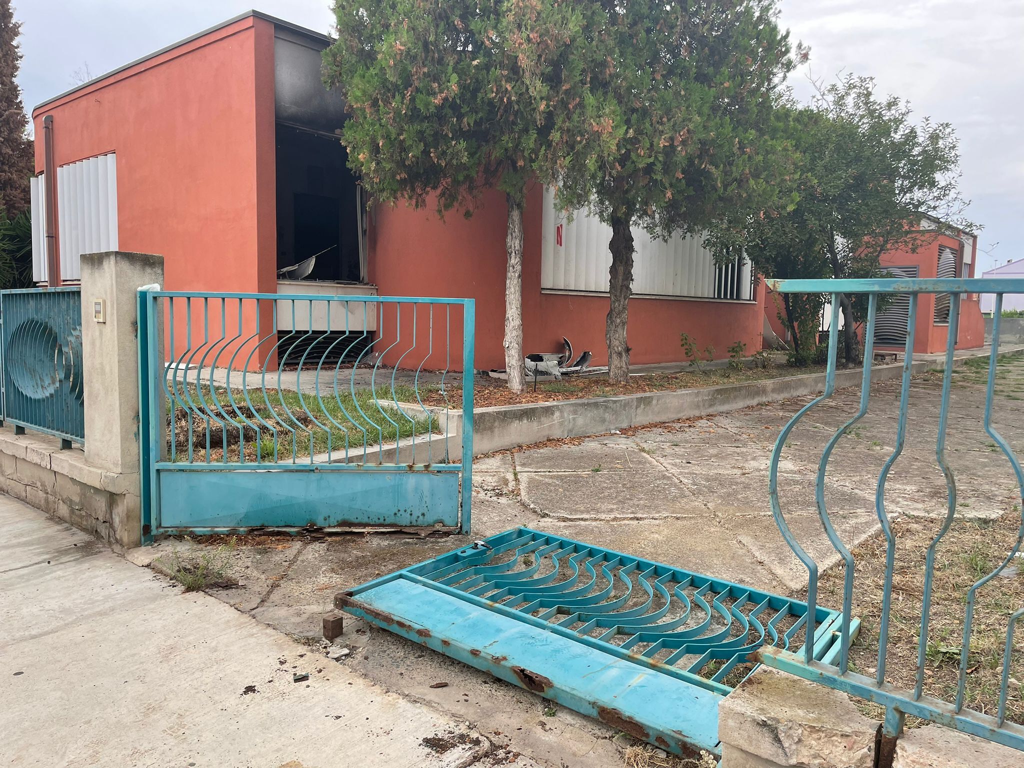 A Quartu vandali padroni dell’ex asilo: “Hanno addirittura abbattuto il cancello, i residenti sono spaventati”