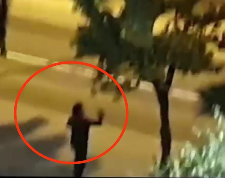 Cagliari, paura in via Roma: tira un sasso contro un bus in corsa e spacca il vetro – VIDEO