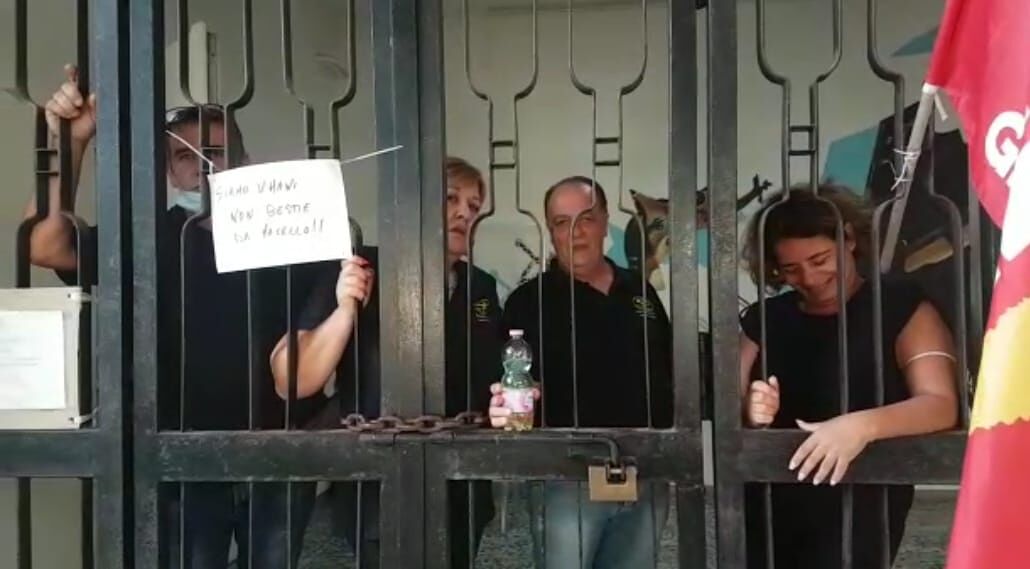 Cagliari, tensione alla scuola Civica di Musica: 7 lavoratori barricati dentro l’Istituto minacciano di darsi fuoco -VIDEO