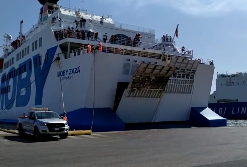 A Cagliari sbarcano i primi 87 profughi afghani, scatta la macchina dell’accoglienza (DIRETTA VIDEO)