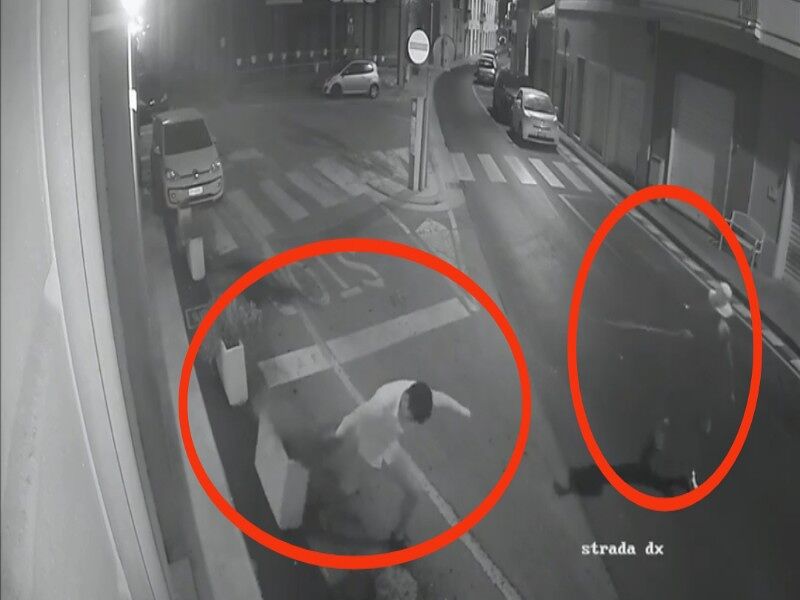 Quartu, giovani teppisti distruggono le fioriere a calci: “Ecco i figli che ogni genitore desidera”