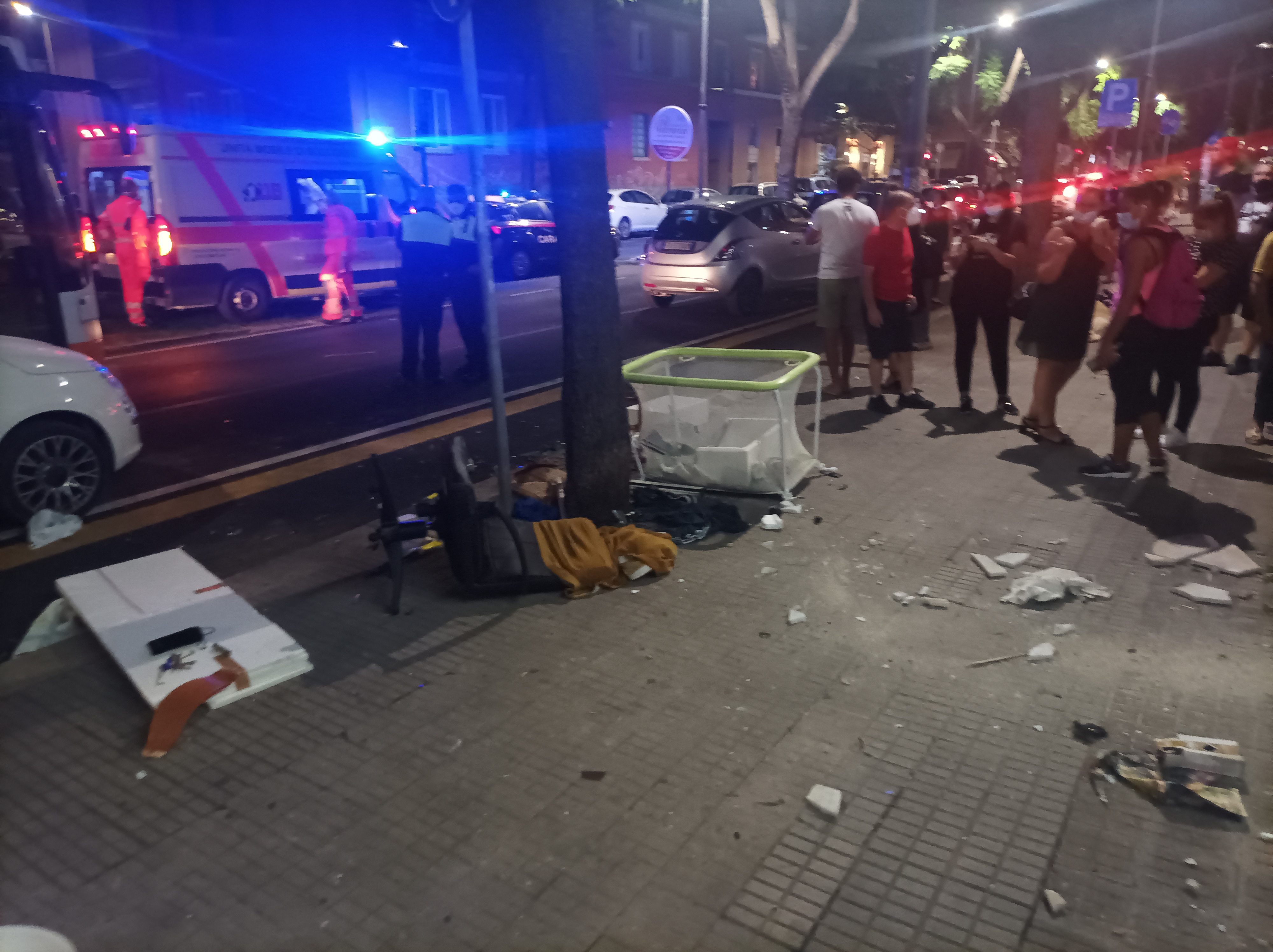 Cagliari, terrore in via Dante: 50enne lancia sedie e pezzi di marmo dal balcone (VIDEO)