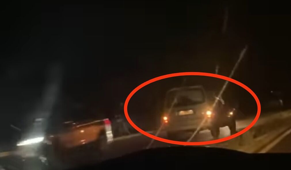 Cagliari, contromano con le 4 frecce accese nella notte in viale Poetto: “Non siamo in Inghilterra”