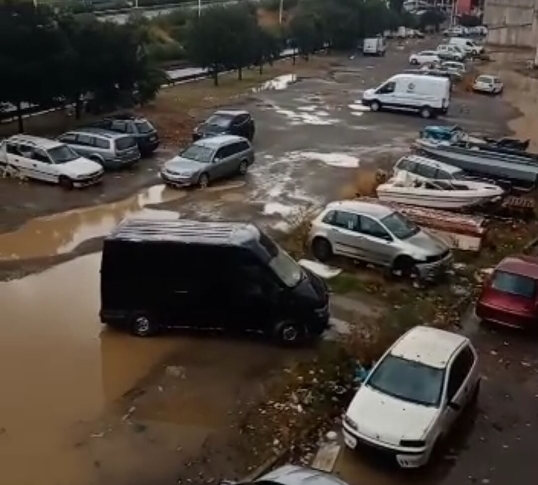 Cagliari, devastazione dopo i temporali a Sant’Elia: “Garage e strade invase dall’acqua”