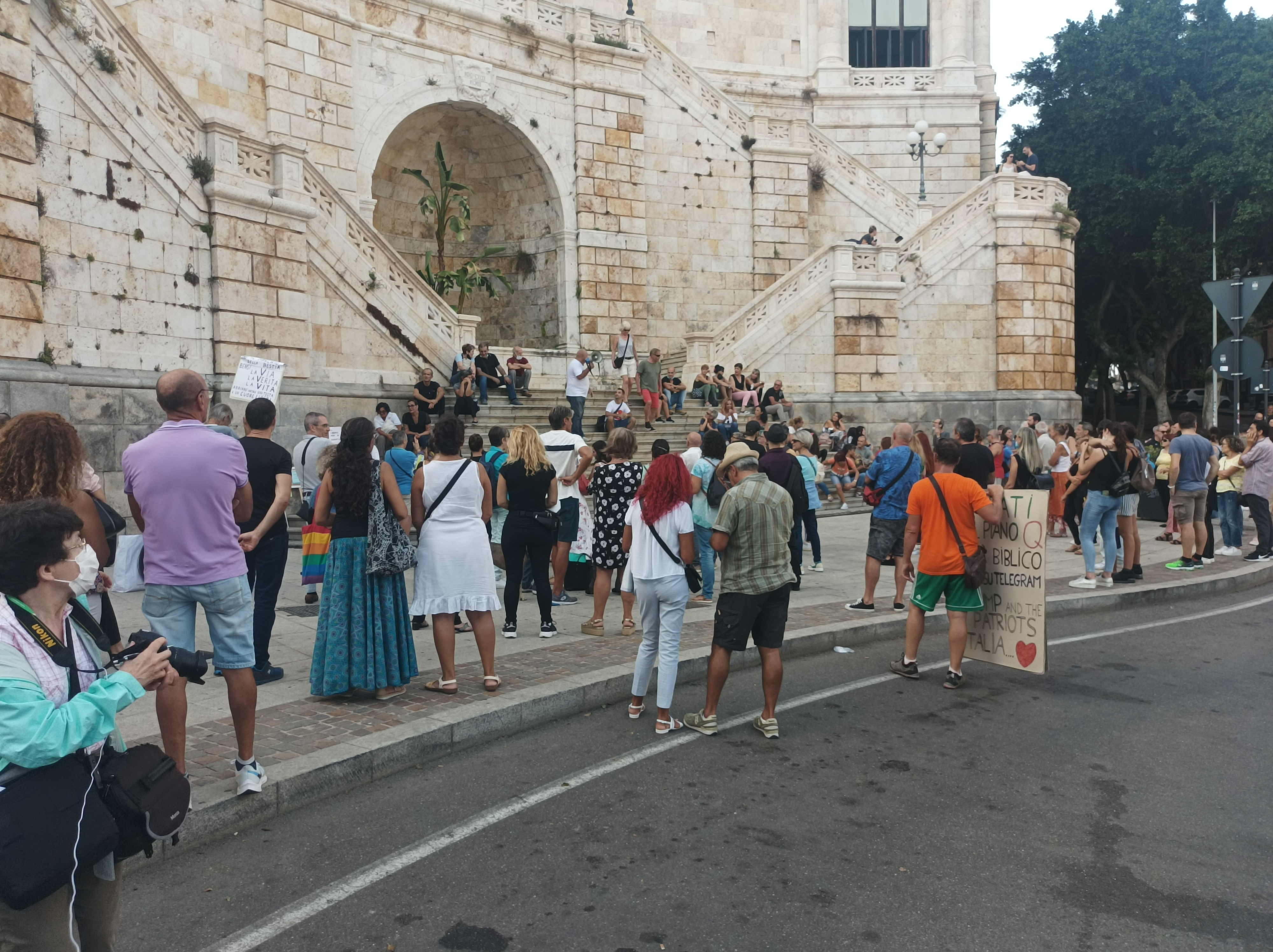 A Cagliari 200 no vax e no green pass in piazza Costituzione: “Non siamo cavie o demoni”