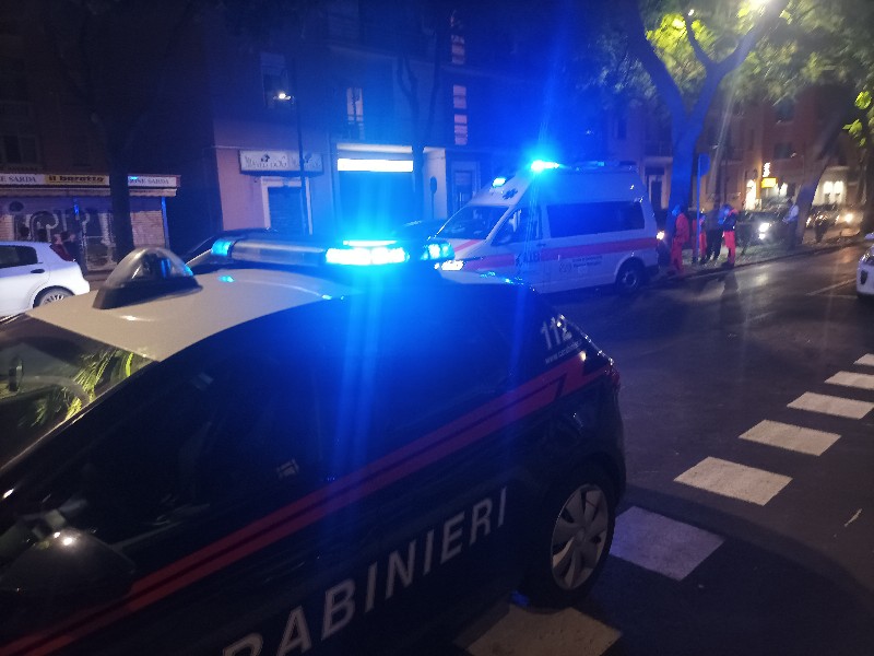 Cagliari, ritorna la paura in via Dante: un uomo lancia batterie e rifiuti dal balcone sui passanti (VIDEO)