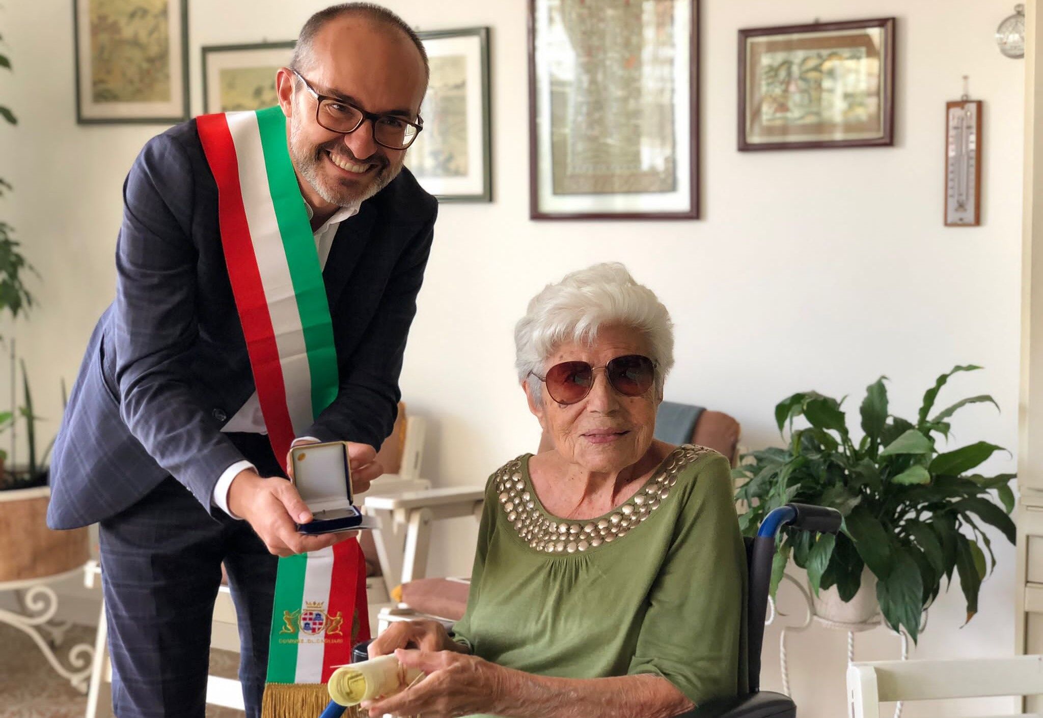 Cagliari, l’omaggio di Truzzu a nonna Adele: una medagli per i suoi 106 anni