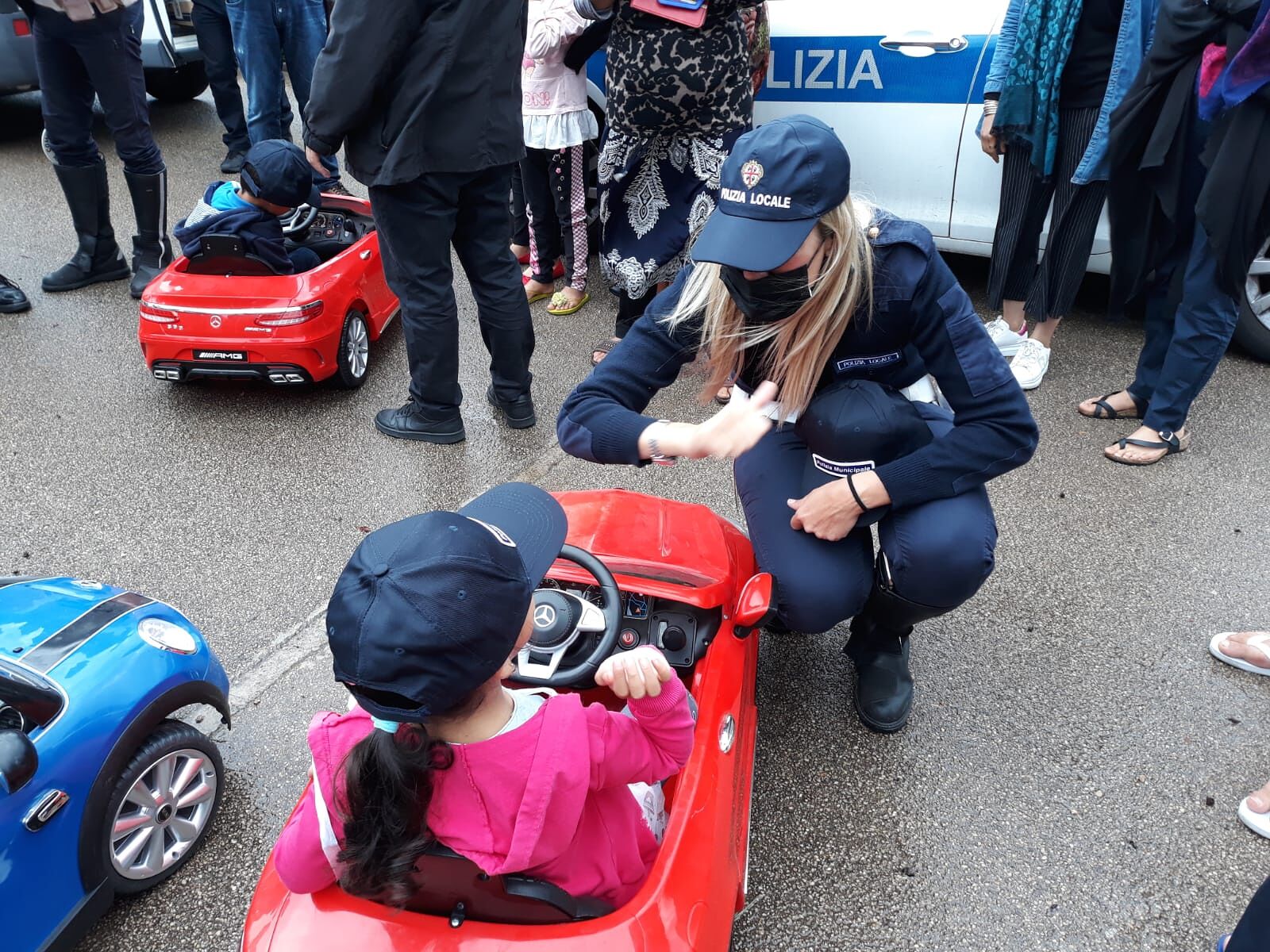 Il cuore buono dei vigili urbani di Sassari: bici e corredini scolastici ai piccoli profughi afghani