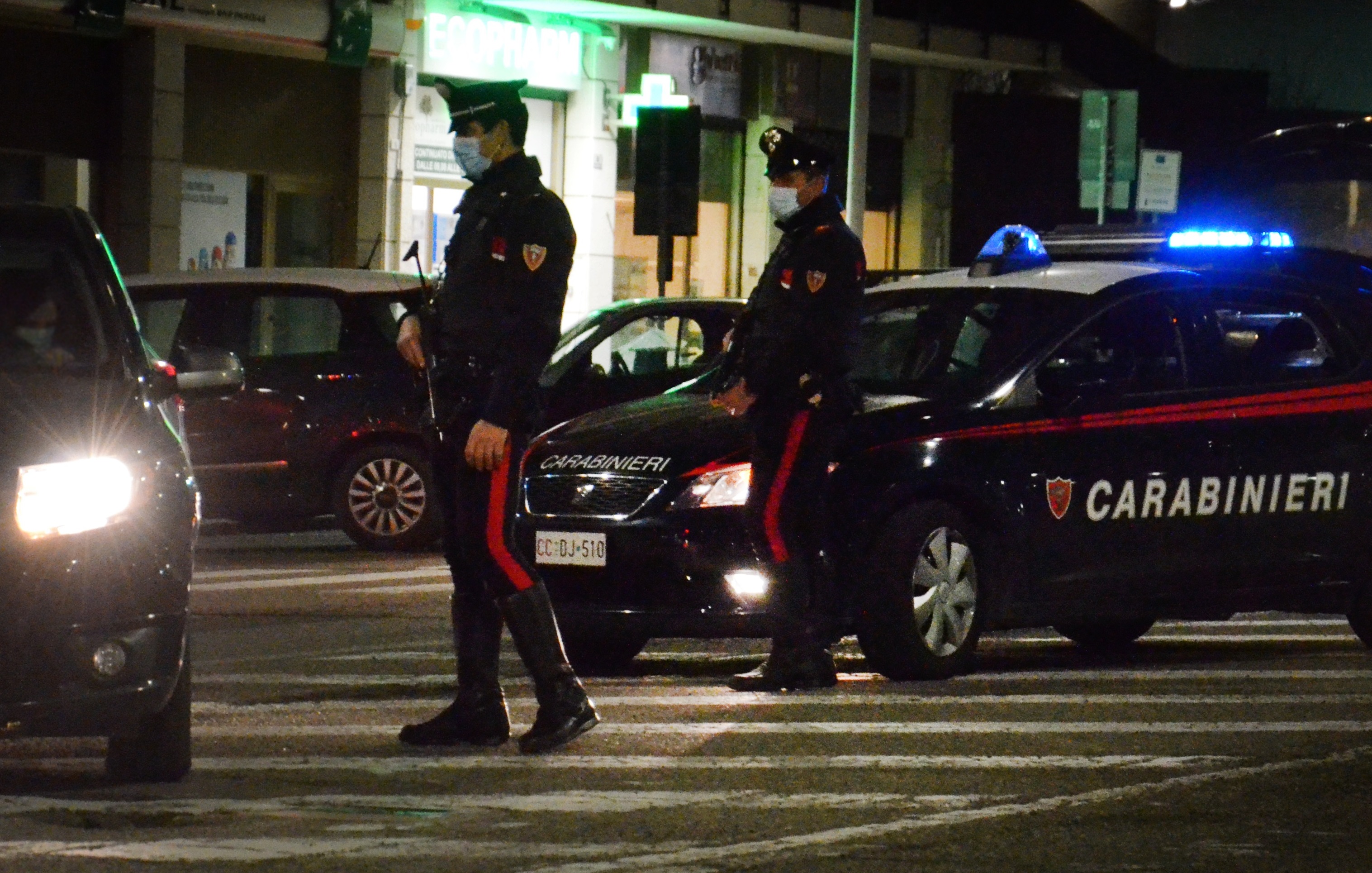 Cagliari, cerca di bruciare un’auto con una mascherina imbevuta di vino: bloccato dai carabinieri