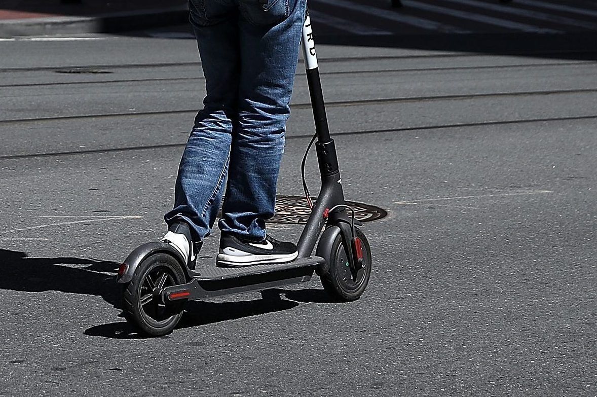 Cagliari, auto contro monopattino in via Scano: un ferito, è emergenza sull’uso dei nuovi mezzi