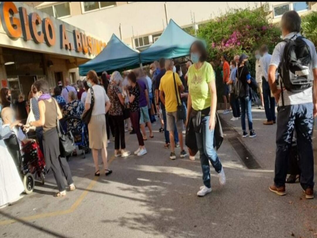 Cagliari, caos e rabbia all’Oncologico: “Tutti fuori e ammassati in fila in attesa delle cure”