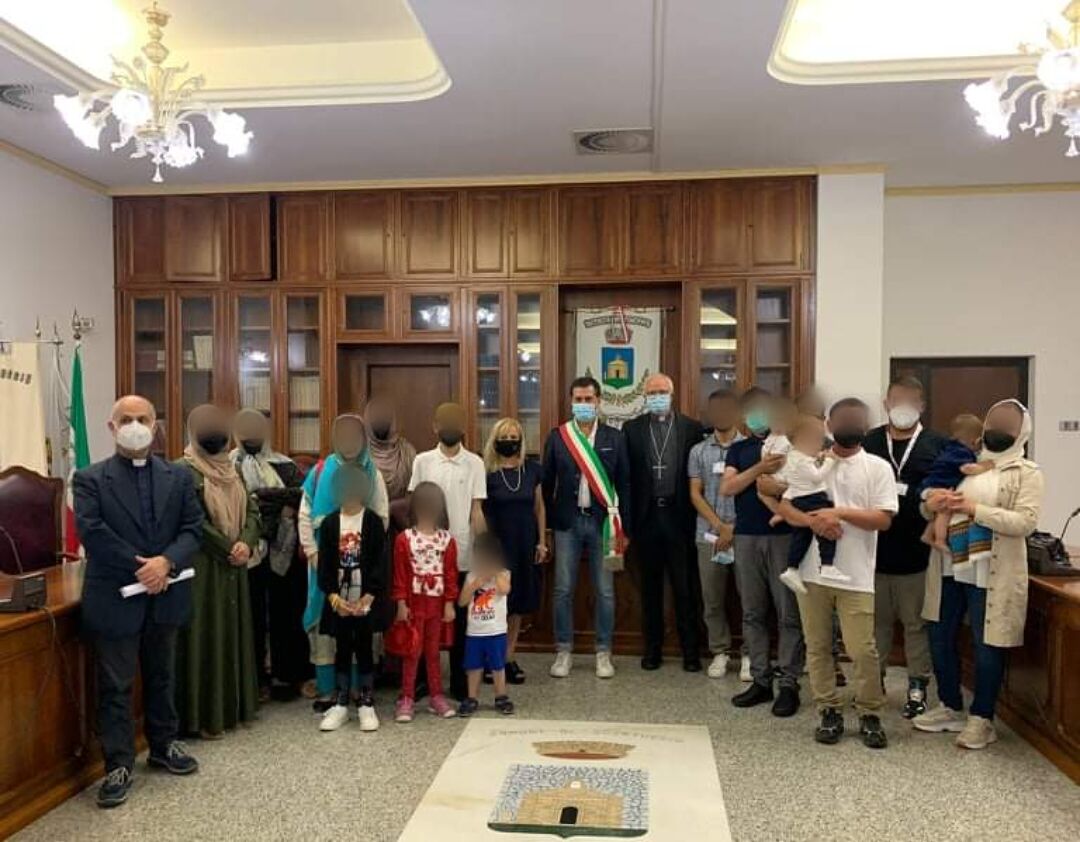 Quartucciu abbraccia i primi 15 profughi afghani: “Sono nostri fratelli più sfortunati, accoglierli è un dovere”