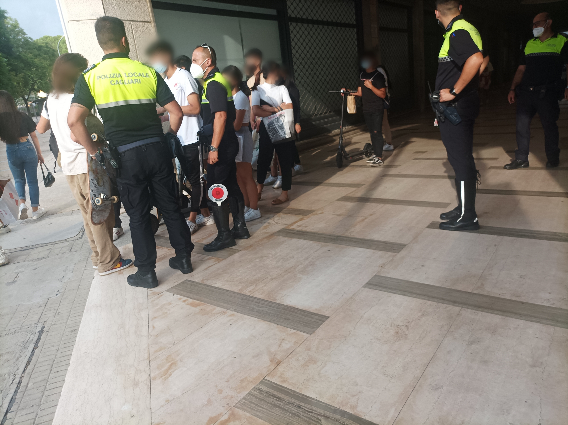 Cagliari, ragazzini terribili tra caos e liti nelle gallerie Ormus: ennesimo intervento della polizia