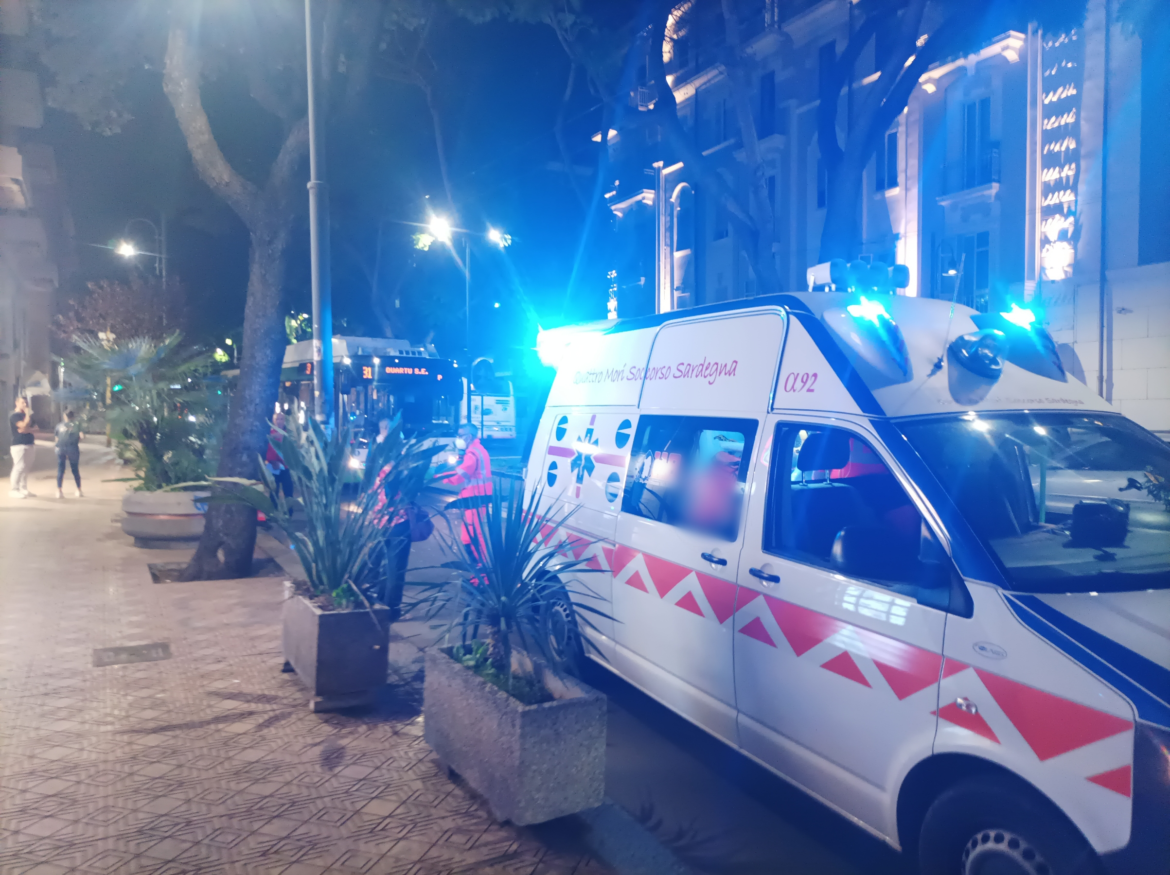 Cagliari, ragazzino attraversa fuori dalle strisce e viene colpito dal bus: soccorso dal 118