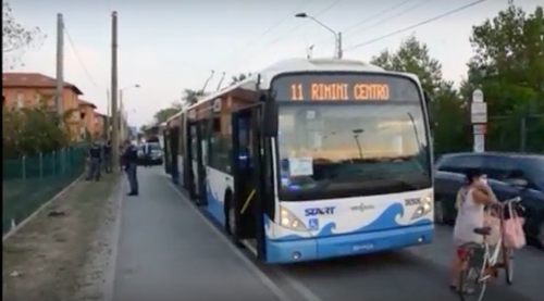 Follia sul bus a Rimini, somalo accoltella e ferisce 5 persone: un bimbo in fin di vita